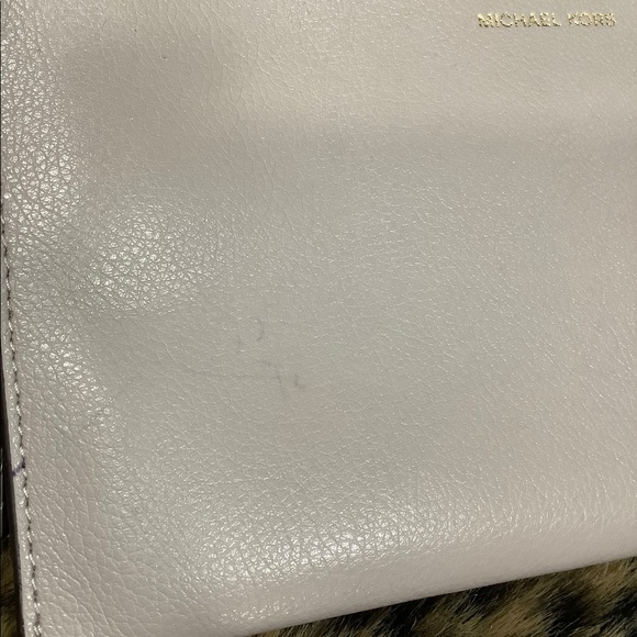 MICHAEL KORS LEATHER TOTE AND POUCH - Picture 10 of 11